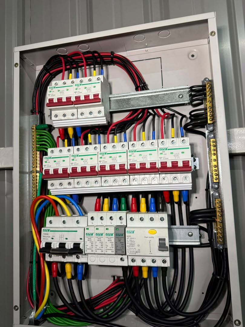 Wired distribution board with colour-coded phase cables